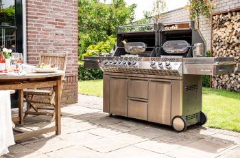 Napoleon-Prestige-Pro-825-Gasgrill-lifestyle-terrasse