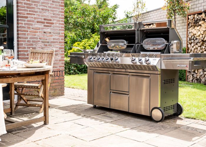 Napoleon-Prestige-Pro-825-Gasgrill-lifestyle-terrasse